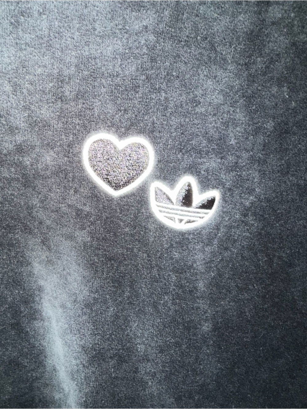 Adidas Originals Heart Shaped Patch Velour
Tee Size Medium Black Flutter Sleeves - Picture 9 of 9